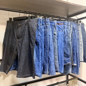 Pantaloncini in denim usati da uomo di Grado A all'ingrosso, pantaloni <span class=keywords><strong>capri</strong></span> in jeans usati, <span class=keywords><strong>abbigliamento</strong></span> estivo da uomo usato in balle, selezione premium - Product Image 4
