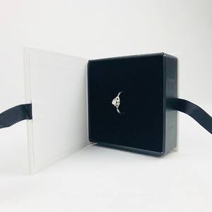 Confezione regalo in carta rigida di alta qualità personalizzata con chiusura a nastro - Product Image 4