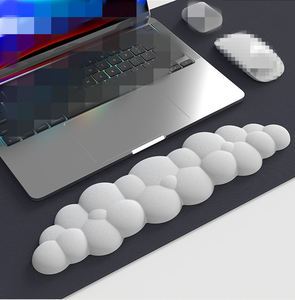 Support de poignet en forme de nuage en gros, matériau souple, mousse à mémoire de forme, base en PU, base antidérapante en caoutchouc, pour clavier et souris de bureau - Product Image 1