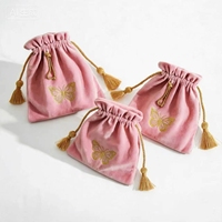 Sac cadeau en velours rose épais et doux pour la peau, avec cordon de serrage, broderie exquise de papillon doré et fermeture à pompon