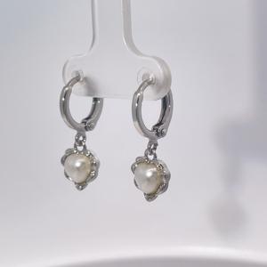 Boucles d'oreilles créoles tendance pour femmes en laiton plaqué or avec perle en forme de cœur de TIanyu Gems - Product Image 5
