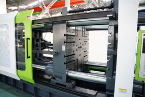 Máquina de Moldeo por Inyección y Soplado Hidráulica IJT-SV650 para Producción de Preformas y Botellas de Agua Pura - Product Image 5