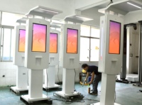 Kiosque de commande extérieur personnalisé avec écran tactile 32 pouces, luminosité 2500 cd, affichage LCD étanche, solution de commande numérique pour ascenseur