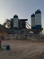 Ligne de production de béton fixe électrique HZS35 35m³/h avec benne élévatrice pour le chargement des agrégats et options de dosage 2 ou 3 bacs