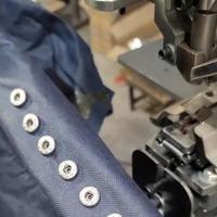 Machine à riveter pneumatique automatique pour boutons de jeans en métal à encliquetage automatique