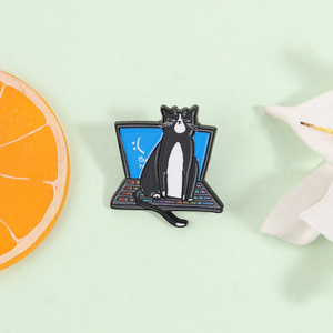 Pin Esmaltado Personalizado de Gato con Pantalla Azul para Laptop, Broche Divertido de Animal, Joyería de Moda, Insignia para Ingeniero de Software - Product Image 3