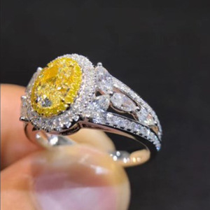 Anello Traforato con Cristalli Gialli per Donne, Elegante Accessorio per Abiti da Festa - Product Image 3