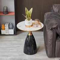 Table d'appoint contemporaine 2026 présentant un élégant plateau en pierre frittée et une base en métal sculpté, élégante et simple