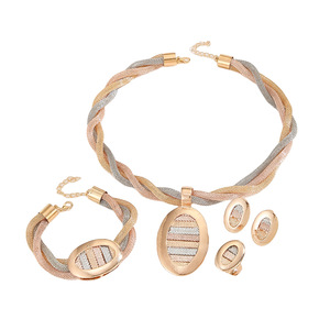 Ensemble quatre pièces pour femme en alliage plaqué or 24 carats, comprenant collier chaîne maille, boucles d'oreilles et bracelet, idéal pour mariages et soirées, modèle international très demandé - Product Image 4