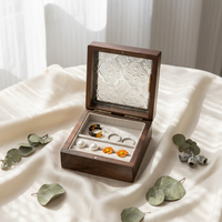 Boîte de rangement et de présentation de bijoux en bois rectangulaire personnalisée, sculptée à la main, polie, avec motif en relief, artisanat moderne pour bagues