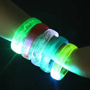 Pulsera parpadeante personalizada para fiesta de Navidad, pulsera de luz LED acrílica con burbujas