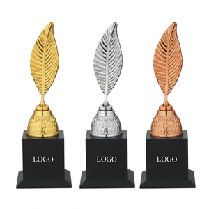Trofeo metálico premium con acabado elegante para todas las ceremonias de premiación. - Product Image 1