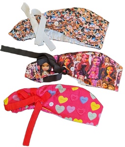 Cappelli da Infermiera con Coda di Cavallo, Fodera in Raso, Logo Personalizzato, Chiusura con Laccetti e Bottoni per Uso Ospedaliero - Product Image 1