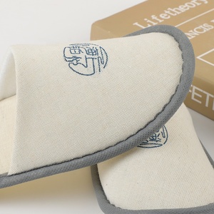 รองเท้าสลิปเปอร์โรงแรมแบบใช้แล้วทิ้ง ผ้ากำมะหยี่คอรัลยูรี คุณภาพสูง ราคาถูก ขายส่ง อุปกรณ์ในห้องน้ำราคาประหยัด - Product Image 5