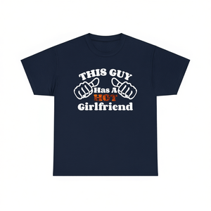 Camiseta con la frase "Este chico tiene una novia guapa", regalo divertido de aniversario para novio, camiseta para el Día de San Valentín - Product Image 1