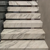 Escalier en colimaçon moderne de luxe en verre avec structure en acier inoxydable et pierre Arabescato Corchia pour villa, design compact pour intérieur