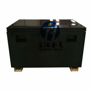 กล่องเครื่องมือเหล็กขนาดใหญ่สีดำ ป้องกันการงัดแงะ สำหรับงานก่อสร้าง พร้อมบานพับสแตนเลสแบบเปียโน ถาดที่ถอดออกได้ และรองรับรถยกสำหรับงานหนัก - Product Image 4