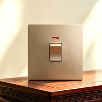 Interruptor de pared A6 B1 25A de una sola vía con carcasa ignífuga, soporte de acero, contactos de bronce y conexión de hebilla superior, con luz de neón