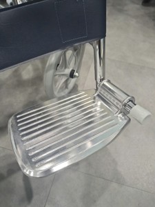 Silla de ruedas de acero manual autopropulsada ligera plegable económica estándar para adultos mayores - Product Image 5