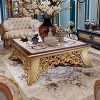 Set Sofa Gaya Prancis Mewah Warna Emas Champagne dengan Ukiran Kayu Berlapis Emas dan Meja Kopi untuk Dekorasi Interior Villa Kerajaan
