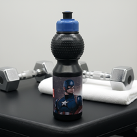 Bouteille d'eau sport personnalisée avec logo, en plastique noir moderne, avec mousqueton, pour le cyclisme et la course, marque privée