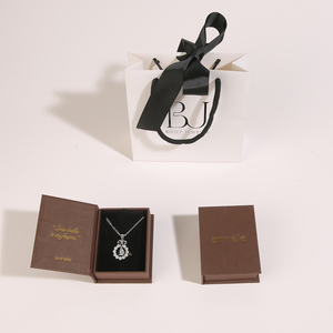 กล่องใส่เครื่องประดับรูปทรงหนังสือแบบใช้ซ้ำได้ เป็นมิตรกับสิ่งแวดล้อม พร้อมโลโก้สั่งทำพิเศษ ปิดด้วยแม่เหล็ก บุด้วยผ้าซาติน สำหรับเก็บสร้อยคอและแหวน - Product Image 3