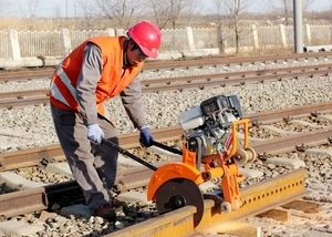 Machine de découpe de rails portable à moteur essence pour l'entretien ferroviaire - Product Image 4