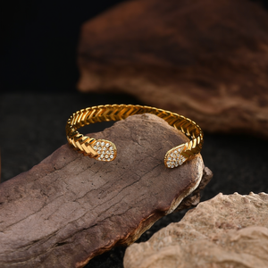 Brazalete de Moda en Acero Inoxidable 316L con Baño de Oro PVD, Sostenible y Resistente - Product Image 3