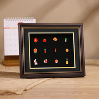 Cadre en bois profond sur mesure pour la présentation de médailles, épingles, certificats et photos, avec passe-partout noir, pour accrocher au mur ou poser sur table.