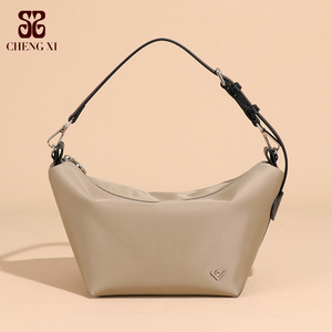 25 nouveaux sacs à main en nylon légers et polyvalents pour femmes, sacs en croissant décontractés, sacs bandoulière faits à la main, sacs de voyage, sacs bandoulière en corne de taureau - Product Image 1