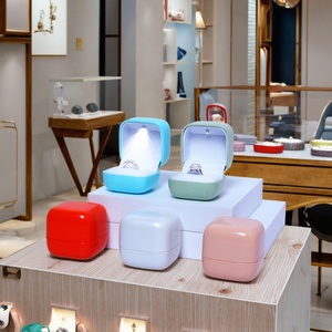 Boîte à bagues LED de luxe personnalisée avec logo, mini boîte à bagues carrée à LED multicolores pour présentation et emballage de bijoux - Product Image 3