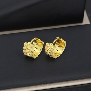 JXX Vente en gros de boucles d'oreilles Huggie tendance géométriques en laiton plaqué or 24 carats avec zircon, bijoux fantaisie de divers styles, unisexe - Product Image 4