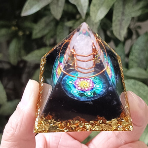 Pyramide en résine époxy avec pierres de cristal, ornement de bureau avec fonction lumineuse pour la décoration d'aquarium et la décoration de la maison, cadeau - Product Image 3