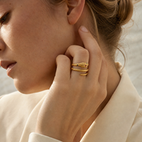 Bague ouverte rétro en laiton texturé avec motif serpent en relief, incrustations colorées, design unique et polyvalent, vente en gros