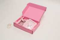 Sac cadeau rose avec ruban, carte de présentation en carton avec fenêtre en PVC, boîte d'expédition en papier de soie rose pour l'envoi