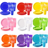 Ensemble de fournitures pour fête - Gobelets en plastique, assiettes en plastique, couteaux, fourchettes et cuillères - pour la décoration de fête sur le thème des anniversaires.