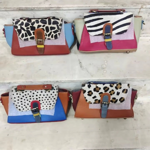 Nuevo pelo en estampado de animales, bolso con solapa de cuero colorido, bolso de cuero reciclado, bolso con correa para el hombro hecho a mano, bolso cruzado para mujer - Product Image 1