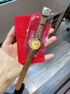 นาฬิกาจักรกลอัตโนมัติที่ทันสมัยและหรูหรา หน้าปัดสีเบจ สายหนังวัวลายจระเข้ ประดับด้วยสปิเนลสังเคราะห์สีน้ำเงิน - Product Image 1