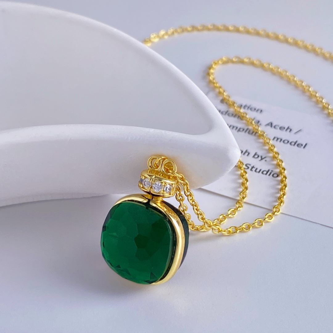 Necklace/golden zulu green (weighs 7.5 grams)