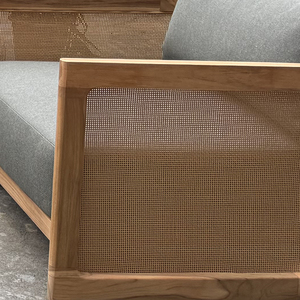 Moderne teakhouten buitenbank met rotan rugleuning en snel drogende, waterdichte kussens voor aan het zwembad en op het terras. - Product Image 6