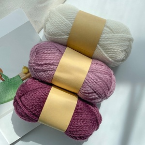 Bonne vente 63% doigté <span class=keywords><strong>laine</strong></span> mérinos 32% bébé alpaga 5% nylon mélangé fil à <span class=keywords><strong>tricoter</strong></span> à la main pour écharpe à <span class=keywords><strong>tricoter</strong></span> - Product Image 2