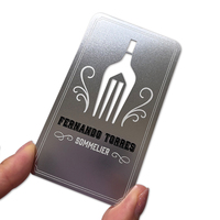 Cartes de membre personnalisées en métal doré Cartes de visite avec logo en relief et motif gravé au miroir Technique plaquée or