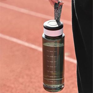ขวดน้ำพลาสติกสีดำแบบพกพาขนาดใหญ่ 1000 มล. สำหรับออกกำลังกาย ปลอดสาร BPA เหมาะสำหรับเล่นกีฬา - Product Image 6