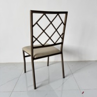 Chaise de salle à manger empilable en métal à dossier en grille diamantée pour hôtel de charme, salle multifonctionnelle, restaurant occidental de style européen