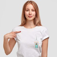 Porte-badge vertical rigide en plastique OEM ODM, durable, avec fente latérale pour cartes, protection de cartes, cordons, vente en gros usine