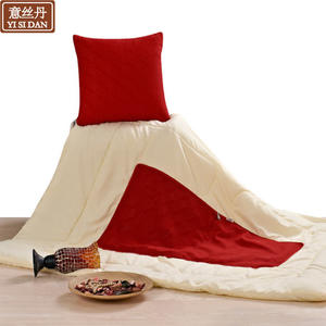 Manta Cojín Yi Si Dan, Color Beige y Rojo, de Algodón, Plegable, Bordada, para Usar como Manta - Product Image 3