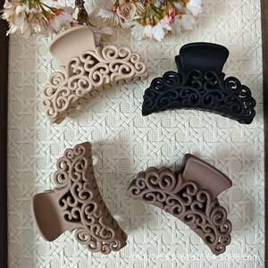 Pinza para el Cabello Grande de 6.5cm, de Plástico Ligero, para Uso Diario, Estilo Elegante, en Colores Negro, Café, Marrón Oscuro y Camel - Product Image 1