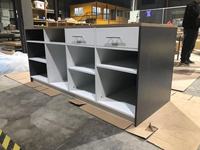 Buffet moderne multi-compartiments avec rangements ouverts et tiroirs pour salon