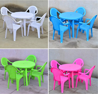 Accoudoirs empilables robustes au design moderne 2025 table et chaise de jardin en plastique coloré pour une utilisation dans la cour extérieure