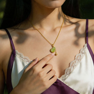 Collier personnalisé avec logo, en acier inoxydable plaqué or 18 carats, résistant à l'eau et inaltérable, motif gourde, pour femme - Product Image 3